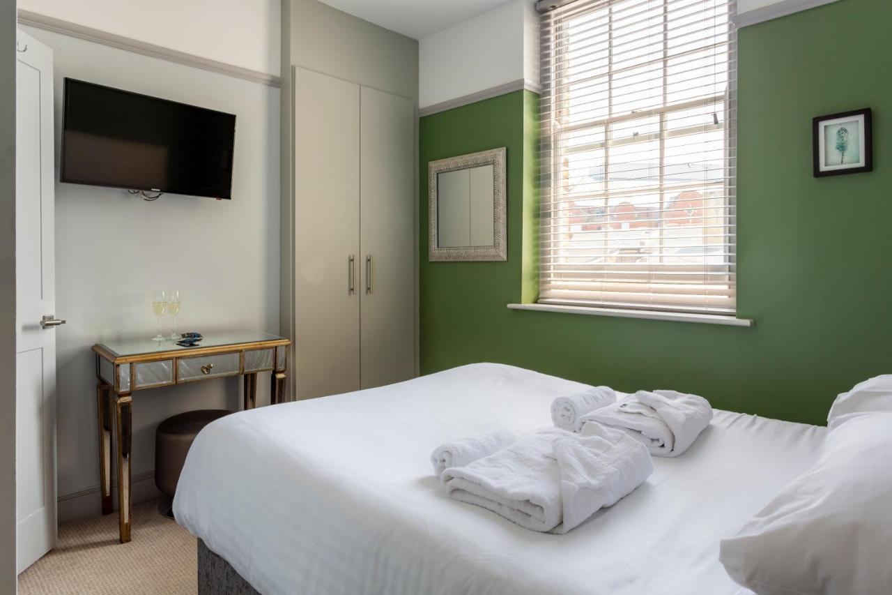 Crescent Victoria Hotel 4*